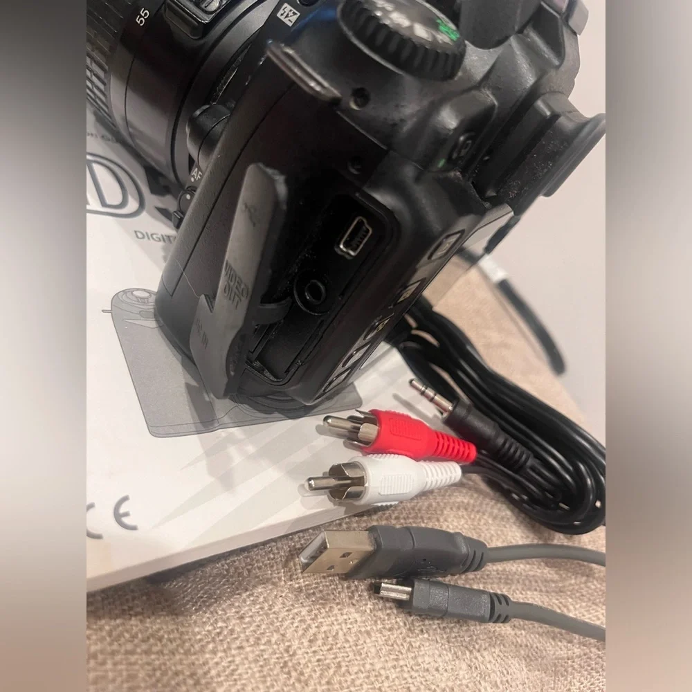 Nikon D50 digital Camera video w/Manual, Charger, A/V Cable, SD Card/Reader